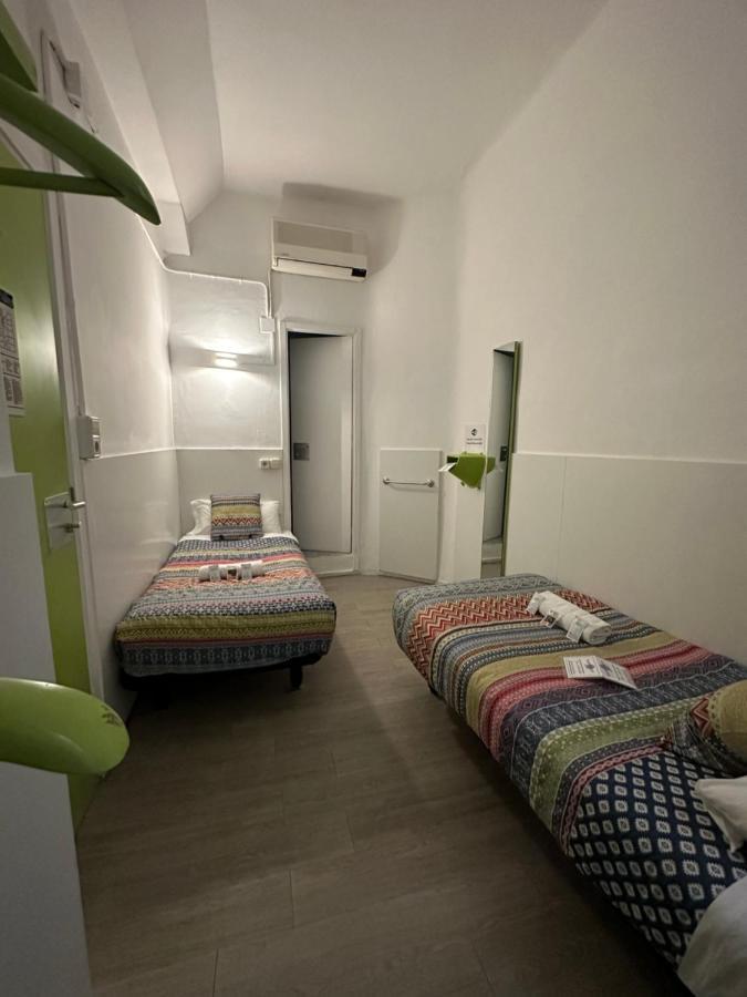 Youth Hostel - Central And Basic Universitat Barcelona Luaran gambar