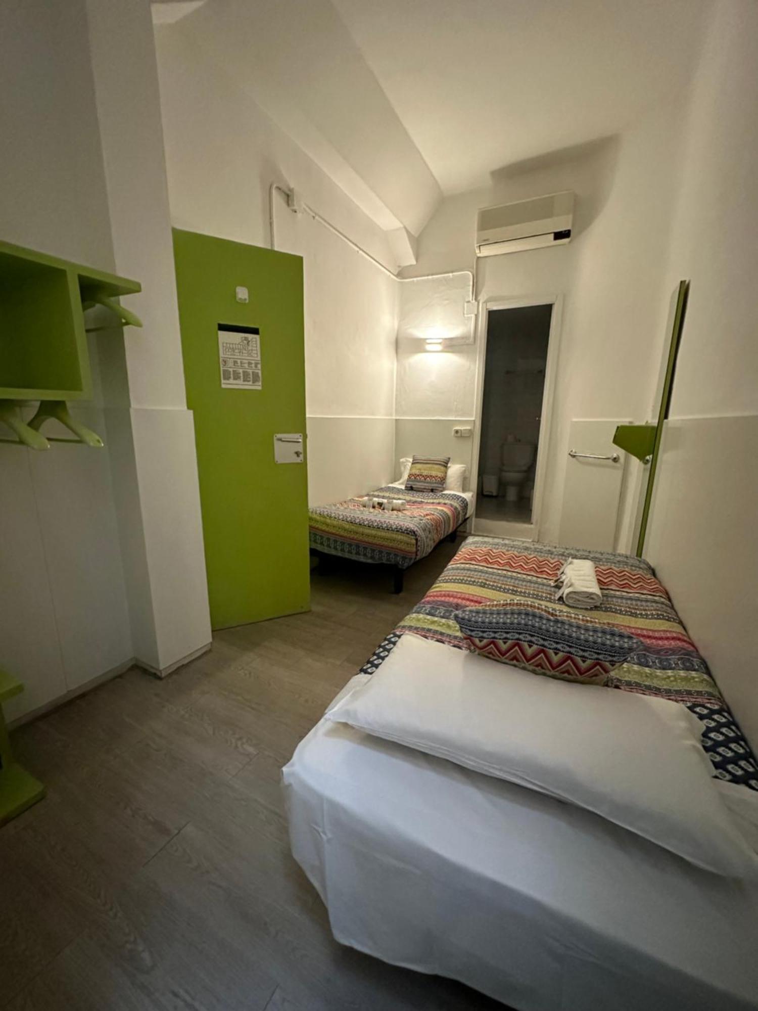 Youth Hostel - Central And Basic Universitat Barcelona Luaran gambar